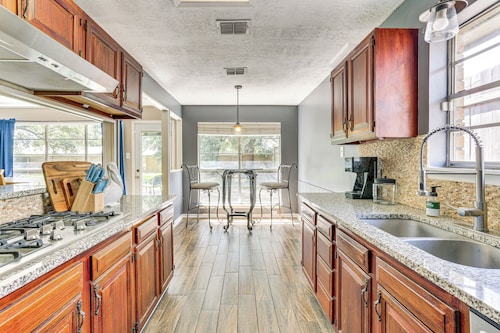 Fish, Golf, Explore: Home 3 Mi to Prien Lake Park!