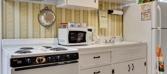 Historic Delphi Studio: Walk to Main St & Creek!