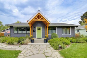 A modern house with a grey facade, a green door, and a stone pathway leading to the entrance. - Central to Everything! Missoula Stay w/ Courtyard (Missoula)