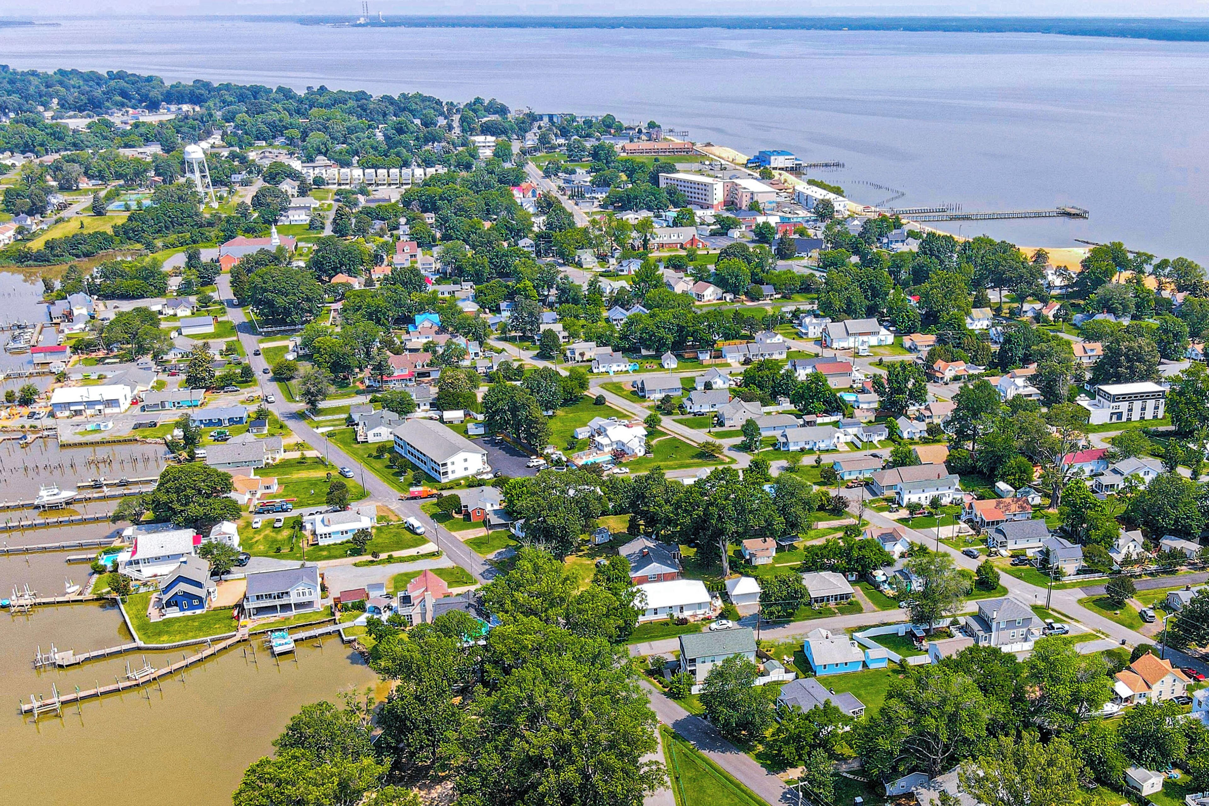 Un quartier résidentiel comprenant des maisons, un quai et une étendue d’eau.