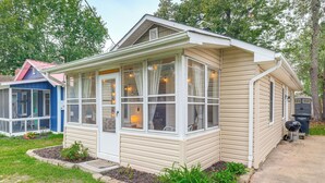 A single-story house with a covered porch, a small garden, and a barbecue grill in the backyard. - Cozy Cottage Just 2 Blocks From the River! (Colonial Beach)