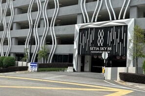 Einfahrt zu einer Parkgarage mit modernem Design, einschließlich eines markanten Schildes für Setia Sky 88.