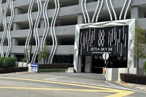 Un edificio moderno con una fachada ondulada distintiva y un cartel que dice