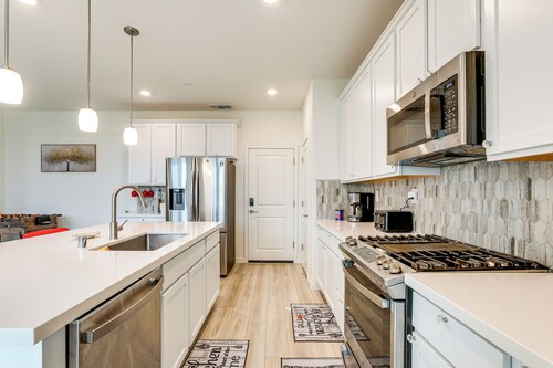 Modern Family Home in Suburbs of Sacramento!