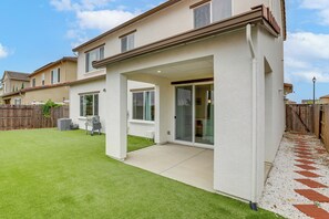 House (4 Bedrooms) | Interior - Modern Family Home in Suburbs of Sacramento! (Roseville)