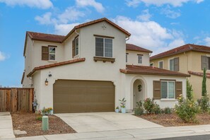 Interior - Modern Family Home in Suburbs of Sacramento! (Roseville)