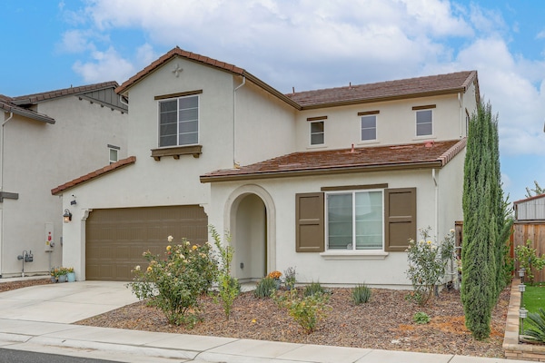 Modern Family Home In Suburbs Of Sacramento! - Roseville, CA