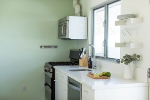 Refrigerador, microondas, horno y parrilla de estufa 