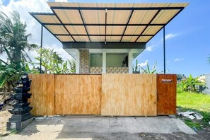 Unclassified image, 2 of 10, button - Winy House (Bali)