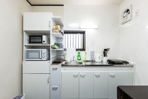 A compact kitchen with a microwave, toaster, and sink. - Daisenji Lodge ing (Kyoto)