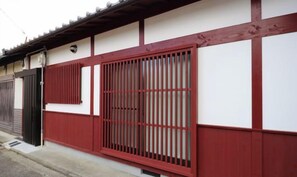 Exterior detail - Daisenji Lodge ing (Kyoto)