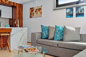 Apartamento, varias camas, cocina, vistas al mar (Agua Marina 502) | Zona de estar