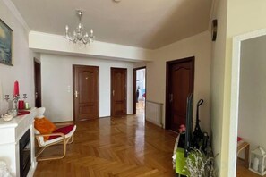 Unclassified image, 4 of 24, button - Meszko Park House Budapest (Budapest)