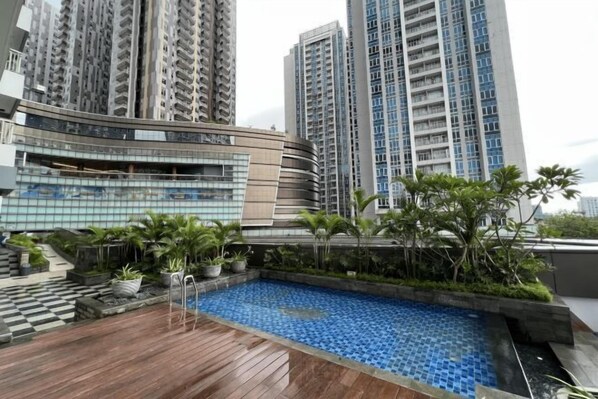 Outdoor pool - Podomoro City Deli Medan Tower Empire - Japandi Style - 87m - Premium Apartment (Medan)