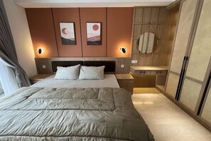 Habitación de hotel con una cama grande, mesitas de noche, un armario y vistas a la ciudad.