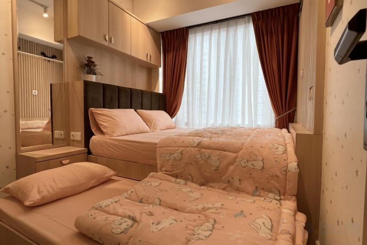 Un dormitorio con una cama, una mesita de noche, un espejo y un armario.