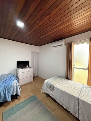 3 عدّة غرف نوم ومكواة/لوح كي وخدمة الإنترنت وملاءات أسرّة