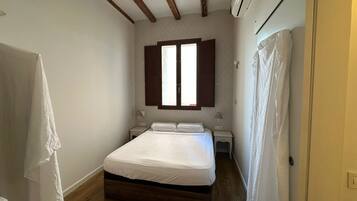 3 slaapkamers, een strijkplank/strijkijzer, internet, beddengoed