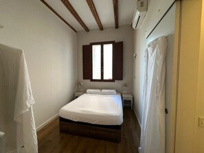 Tabla de planchar con plancha, Internet, ropa de cama