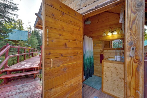 Ultimate Alaskan Retreat: Lakefront Soldotna Cabin