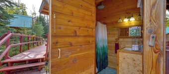 Ultimate Alaskan Retreat: Lakefront Soldotna Cabin
