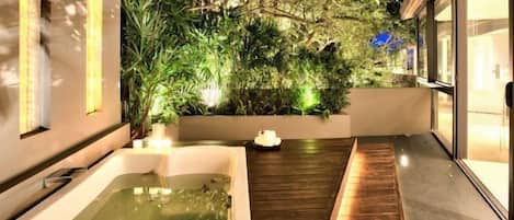 Outdoor spa tub