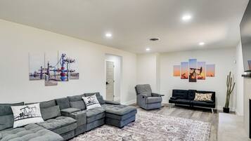 House (4 Bedrooms) | Interior