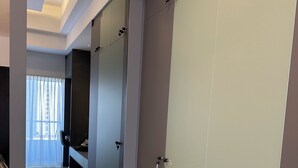 A modern room with a large mirror, a wardrobe, and a view of the outside. - COASTAL COCOON STUDIO NEGOMBO (Negambo)