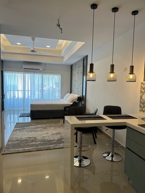 Desk, soundproofing, iron/ironing board, WiFi - COASTAL COCOON STUDIO NEGOMBO (Negambo)