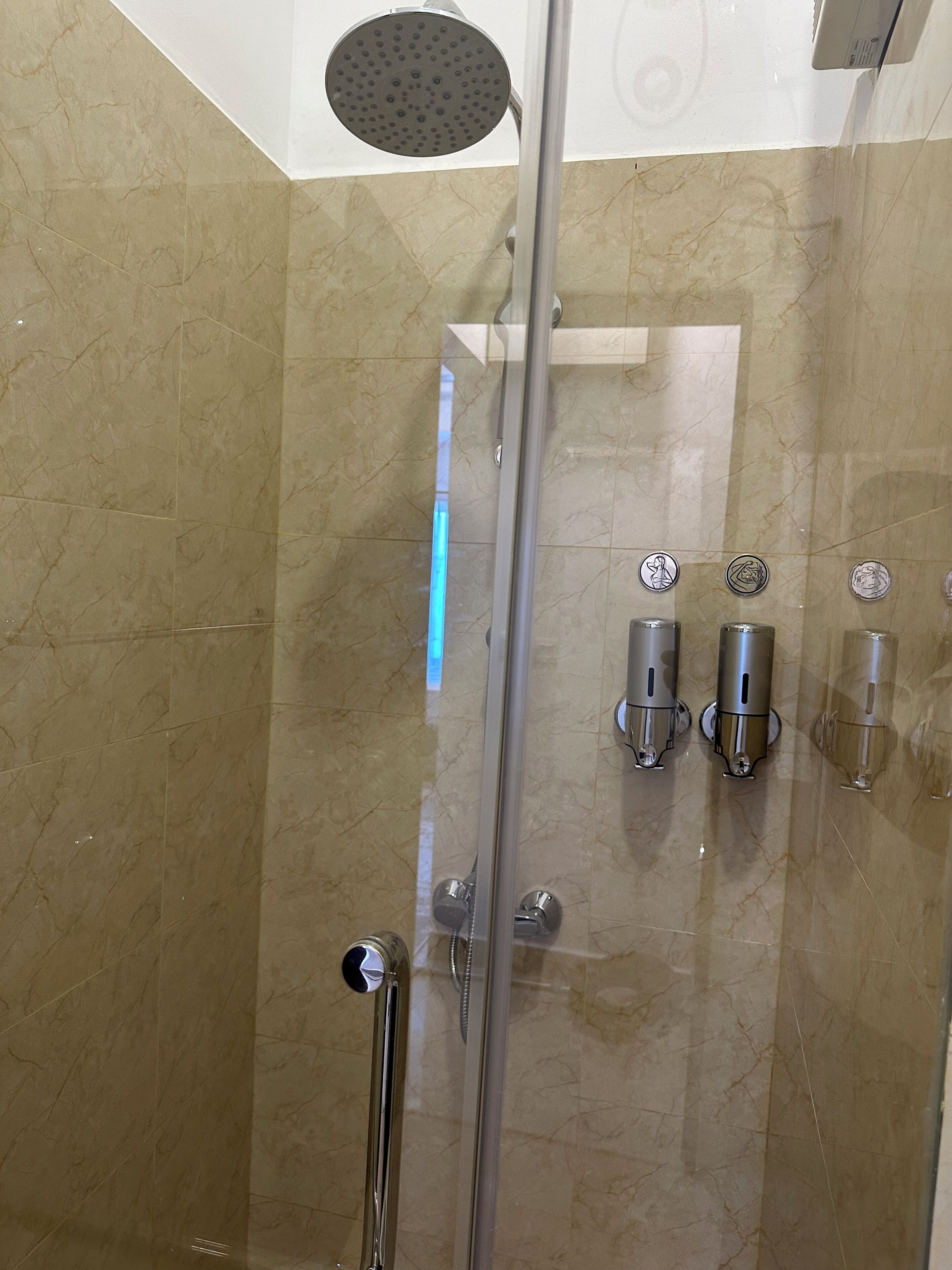 Douche, sèche-cheveux, serviettes fournies, savon