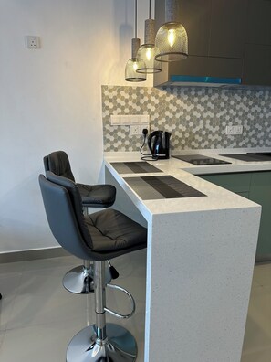 Microondas y placa de cocina