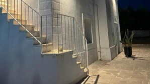 Ein modernes Gebäude mit Treppe und kleinem Fenster.