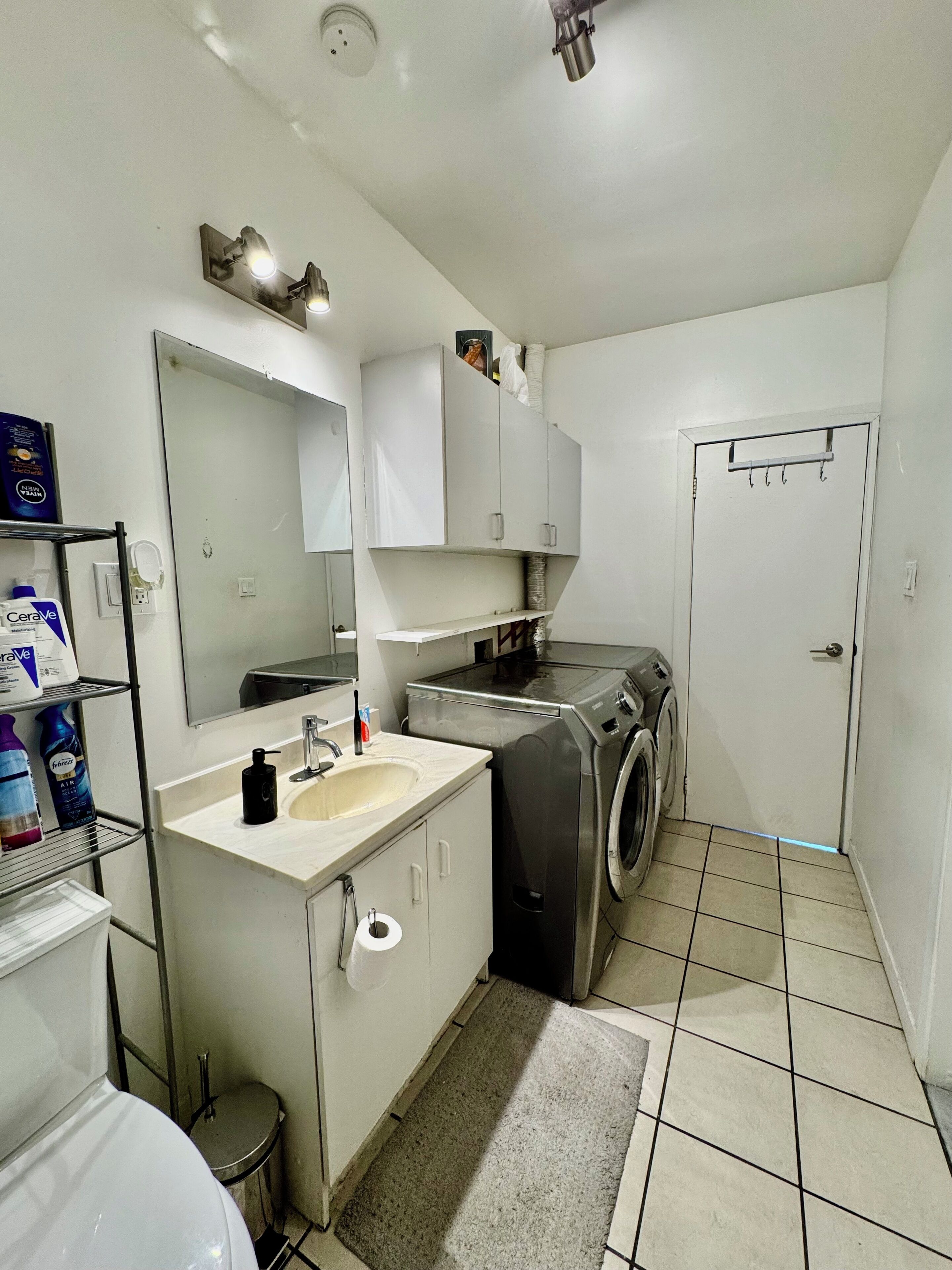 Bidet, serviettes fournies, savon, papier toilette