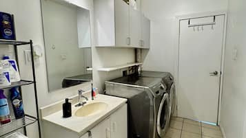 Bidet, serviettes fournies, savon, papier toilette