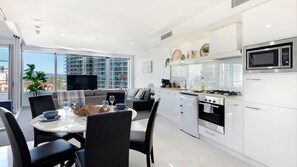 Kjøleskap, mikrobølgeovn, ovn og kokeplater