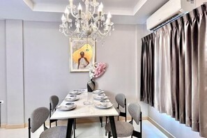 Dining - Park Luxury Resort Villa (Venice townhouse) Tourist Resort (Pattaya)