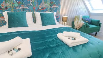 4 ๊ฐ์ ์นจ์ค, ๊ฐ๊ฐ ๋ค๋ฅธ ์คํ์ผ์ ์ธํ
๋ฆฌ์ด, ๊ฐ๊ฐ ๋ค๋ฅด๊ฒ ๊ฐ๊ตฌ ๋น์น, ๋ฌด๋ฃ WiFi