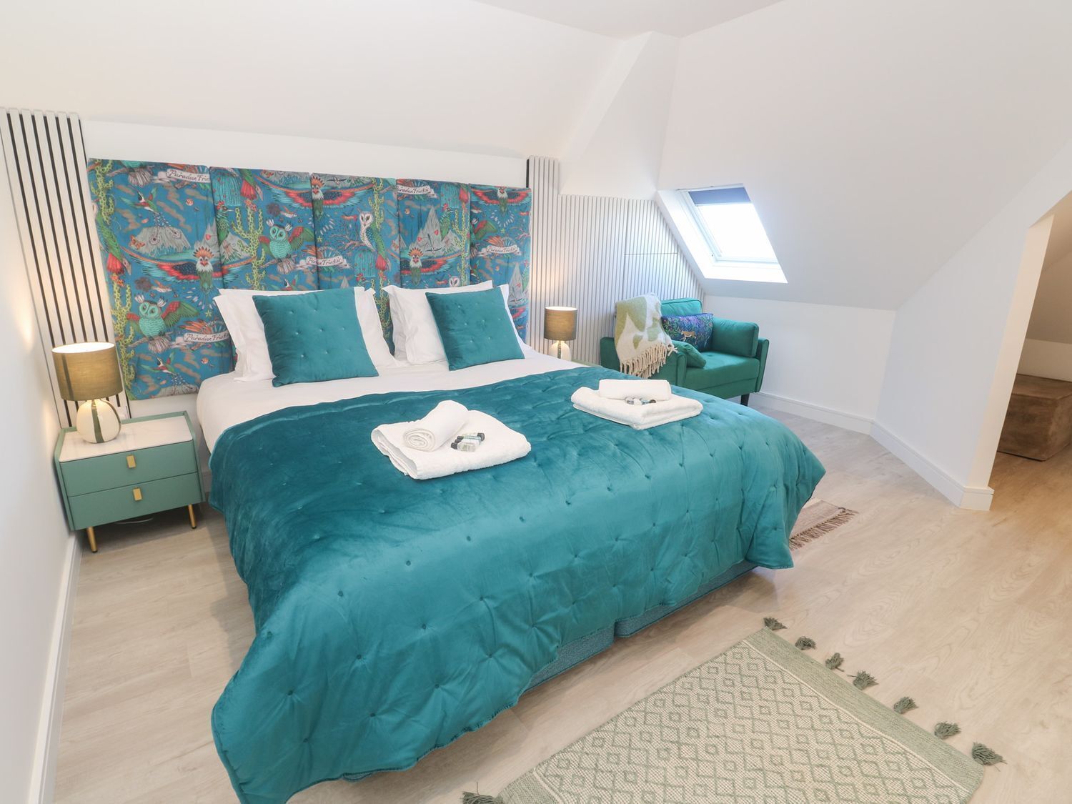 4 habitaciones, decoración personalizada y muebles diferentes 