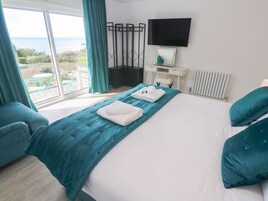 4 bedrooms, individually decorated, individually furnished, free WiFi