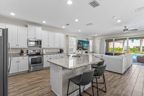 Kjøleskap, mikrobølgeovn, ovn og kokeplater