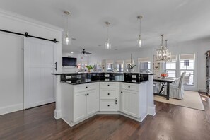 ثلاجة، ميكروويف، فرن، موقد طهي مسطح