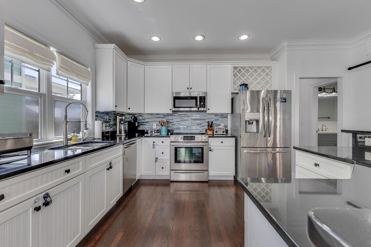 Jääkaappi, mikroaaltouuni, uuni, liesi