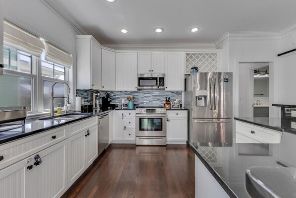 ثلاجة، ميكروويف، فرن، موقد طهي مسطح