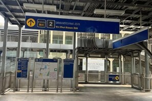 A train station platform with a blue sign indicating platform 2 and a map. - Bangwa House - MRT Bangwa Station (Bangkok)
