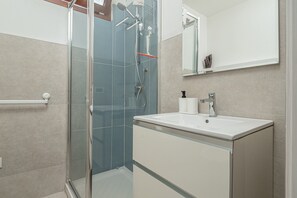 Shower, hair dryer, towels