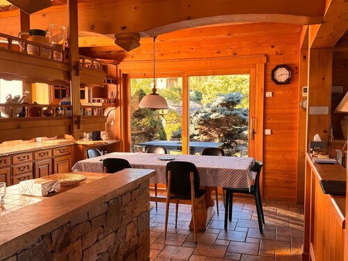 A 10 min du lac d'Annecy , grand chalet calme avec vue