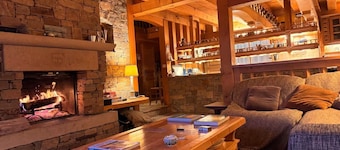 10 min from Lake Annecy, large, quiet chalet with view