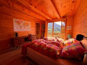 3 slaapkamers, een strijkplank/strijkijzer, wifi, beddengoed