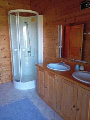 Een douche, een haardroger, handdoeken