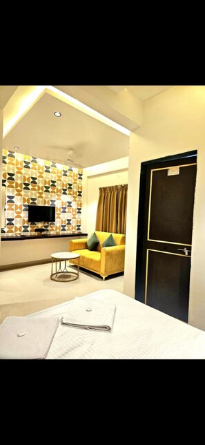 Free WiFi, bed sheets - Lotus Excutive Maharashtra (Pune)